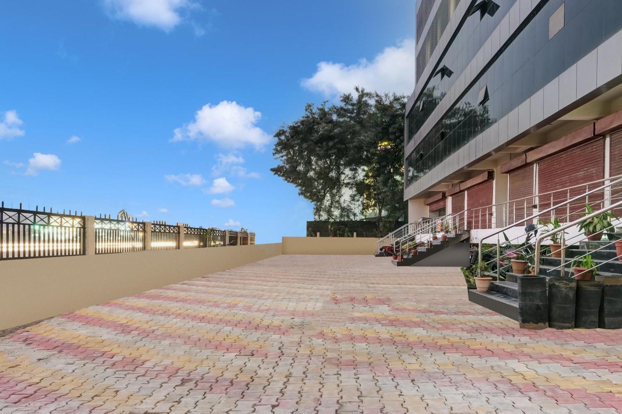 Townhouse Oak Sarusajai Stadium Dispur Exterior foto